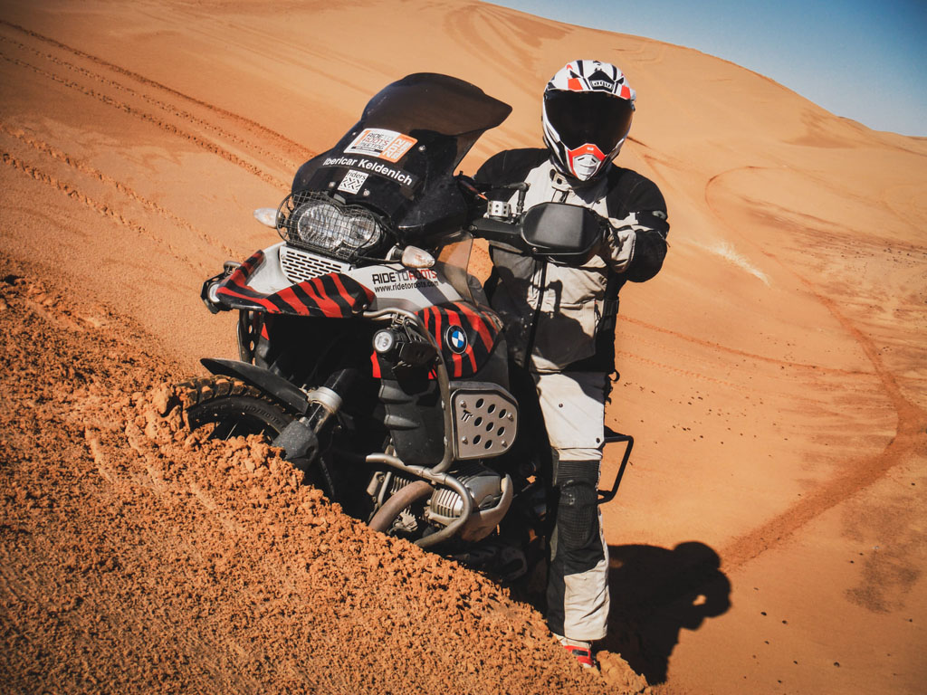 En las dunas del Erg Chebbi, Marruecos, en moto BMW R1200 GSA