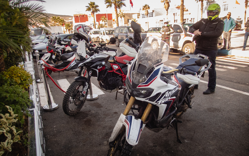 Motos delante del Café París de Nador, Marruecos