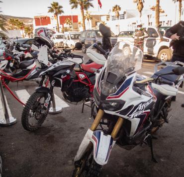 Motos delante del Café París de Nador, Marruecos